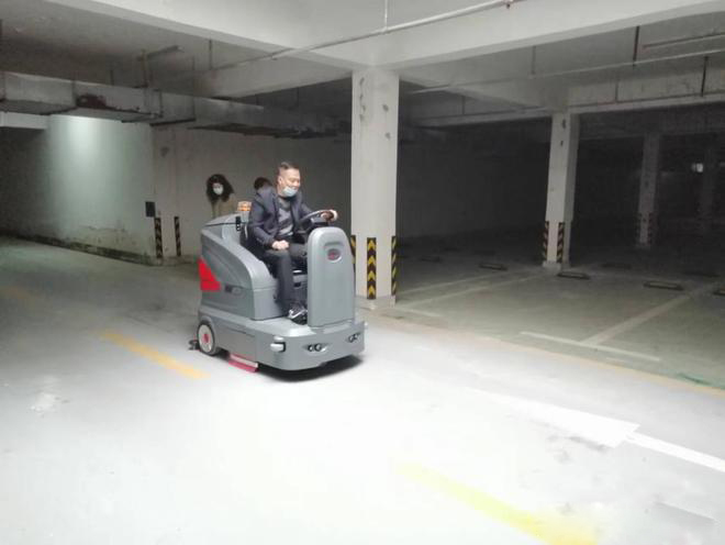 屏东小区物业保洁不用人力改用驾驶式洗地机了